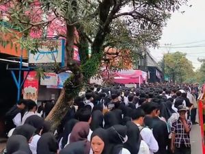 Ribuan Orang Serbu Loker di Toko Cianjur, Padahal Kuota Hanya 50 Ribuan Orang Serbu Loker di Toko Cianjur, Padahal Kuota Hanya 50