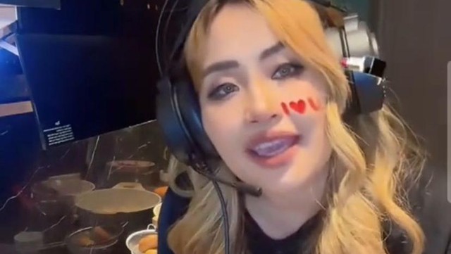 Berita Viral Selebriti dari InsertLive : Dicibir Jual Donat Tidak Amanah, Pinkan Mambo Kini Buka Usaha Katering