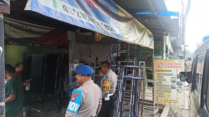 Polisi mengevaluasi TKP disangka motor lelaki ditarik paksa debt collector di Jl Raya Bogor, Depok. Polisi mengevaluasi TKP disangka motor lelaki ditarik paksa debt collector di Jl Raya Bogor, Depok.