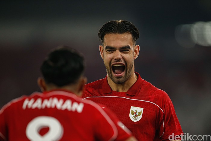 Timnas Indonesia U-23 menggilas Brunei Darussalam 8-0 di Piala AFF U-23 2025. Jens RAven bersinar dengan bikin double hat-trick alias 6 gol. Duel Indonesia vs Brunei di Grup A Piala AFF U-23 2025 berlangsung di Stadion Gelora Bung Karno pada Selasa (15/7) malam WIB.