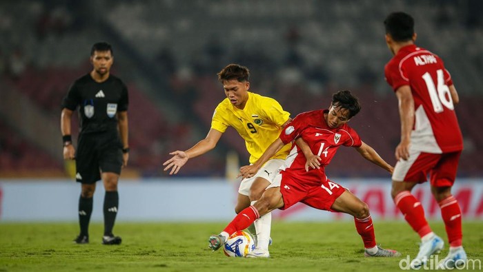 Timnas Indonesia U-23 menggilas Brunei Darussalam 8-0 di Piala AFF U-23 2025. Jens RAven bersinar dengan bikin double hat-trick alias 6 gol. Duel Indonesia vs Brunei di Grup A Piala AFF U-23 2025 berlangsung di Stadion Gelora Bung Karno pada Selasa (15/7) malam WIB.