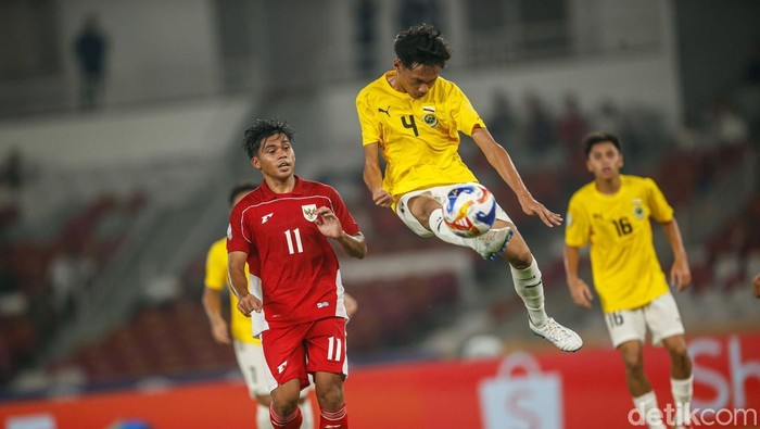 Timnas Indonesia U-23 menggilas Brunei Darussalam 8-0 di Piala AFF U-23 2025. Jens RAven bersinar dengan bikin double hat-trick alias 6 gol. Duel Indonesia vs Brunei di Grup A Piala AFF U-23 2025 berlangsung di Stadion Gelora Bung Karno pada Selasa (15/7) malam WIB.
