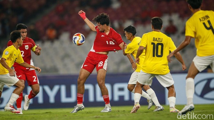 Potret Indonesia Pesta 8 Gol ke Gawang Brunei Timnas Indonesia U-23 menggilas Brunei Darussalam 8-0 di Piala AFF U-23 2025. Jens RAven bersinar dengan bikin double hat-trick alias 6 gol. Duel Indonesia vs Brunei di Grup A Piala AFF U-23 2025 berlangsung di Stadion Gelora Bung Karno pada Selasa (15/7) malam WIB.