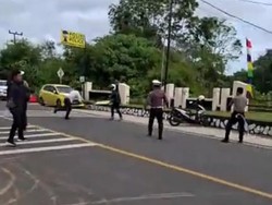 Video: Tegang! Pria Terjaring Razia Serang Polisi Pakai Sajam di Bengkulu