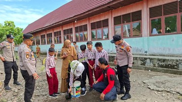 Dukung Program Penghijauan Kapolda Riau, Polres Rohul Ajak Pelajar Tanam Pohon