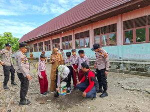 Dukung Program Penghijauan Kapolda Riau, Polres Rohul Ajak Pelajar Tanam Pohon Dukung Program Penghijauan Kapolda Riau, Polres Rohul Ajak Pelajar Tanam Pohon