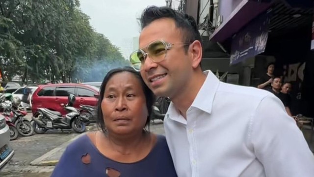 Berita Viral Selebriti dari InsertLive : Protes Disebut Dibantu Raffi Ahmad, Ibu Penjual Kacang di Kelapa Gading Klarifikasi