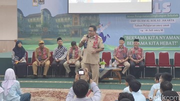 Rano Karno Pantau MPLS SMP Al-Iklhas dan SMAN 6: Harus Positif-Bermanfaat