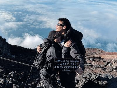8 Foto Dinda Hauw-Rey Mbayang Naik Gunung Fuji Rayakan Anniversary Pernikahan