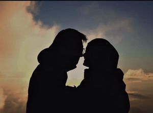 Momen Romantis Rey Mbayang-Dinda Hauw Rayakan Anniversary Pernikahan di Gunung Momen Romantis Rey Mbayang-Dinda Hauw Rayakan Anniversary Pernikahan di Gunung