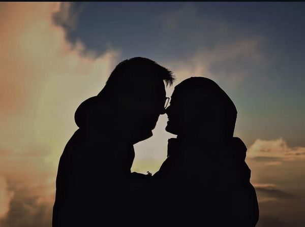 Momen Romantis Rey Mbayang-Dinda Hauw Rayakan Anniversary Pernikahan di Gunung