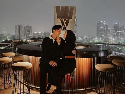 Romantisnya Rey Mbayang dan Dinda Hauw Saat Makan Bersama