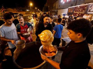 Ribuan Porsi Qeema Dibagikan Gratis Selama Muharram di Najaf Ribuan Porsi Qeema Dibagikan Gratis Selama Muharram di Najaf