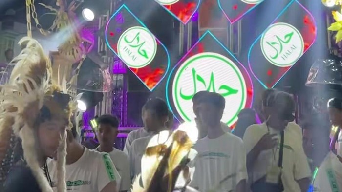 Sound horeg asal Malang tampilkan logo halal di program karnaval Pasuruan. Sound horeg asal Malang tampilkan logo halal di program karnaval Pasuruan.