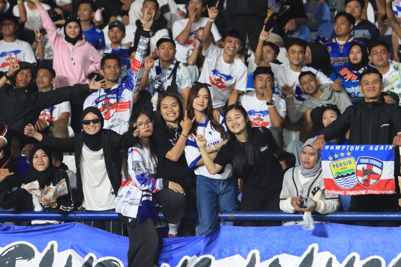 Suasana tribun di Stadion Si Jalak Harupat saat Piala Presiden 2025.