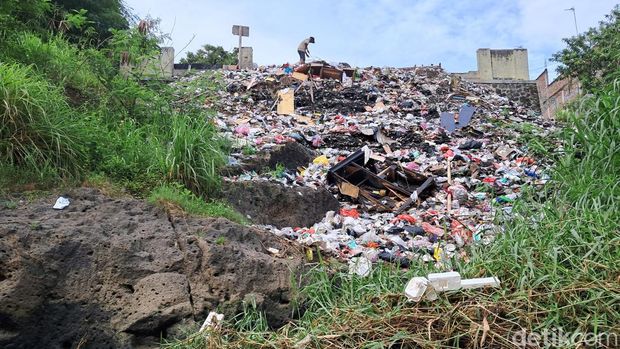 Gubernur Banten Andra Soni menyusuri Kali Banten atau Sungai Cibanten, Selasa (15/7/2025). Andra Soni kesal menemukan banyak sampah saat susur sungai.