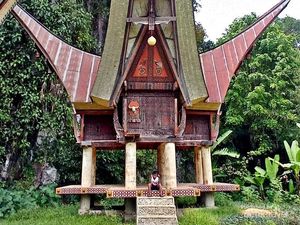 Uniknya Tongkonan Beratap Tiga di Taniasa Tana Toraja Uniknya Tongkonan Beratap Tiga di Taniasa Tana Toraja