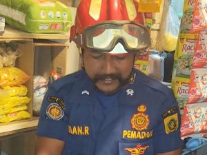 Ular Sanca 1,5 Meter Bikin Panik Pemilik Warung di Bogor, Damkar Evakuasi