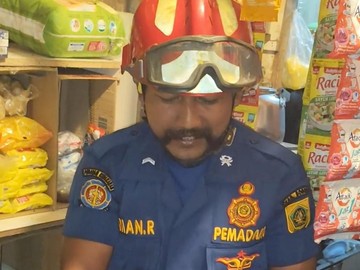 Ular Sanca 1,5 Meter Bikin Panik Pemilik Warung di Bogor, Damkar Evakuasi
