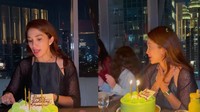 Potret Ultah Ussy Sulistiawaty Dirayakan dengan Makan Malam Keluarga