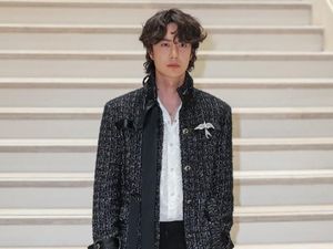 7 Gaya Aktor Wang Yibo Curi Atensi di Show Chanel, Pakai Koleksi Baju Wanita 7 Gaya Aktor Wang Yibo Curi Atensi di Show Chanel, Pakai Koleksi Baju Wanita