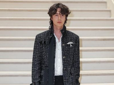 7 Gaya Aktor Wang Yibo Curi Atensi di Show Chanel, Pakai Koleksi Baju Wanita
