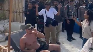 Ogah Digusur, Pemilik Warung Pantai Tanjung Aan Orasi di Depan Bule-bule