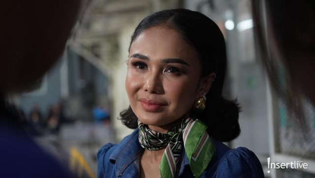 Kabar Terkini Artis dari InsertLive : Segini Size Jeans Yuni Shara yang Masih Pakai Baju Anak-anak di Usia 53 Tahun
