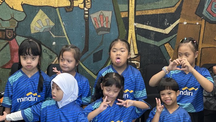 Ada 22 anak-anak dengan down syndrome dari POTADS serta anak-anak kolong jembatan dari Rumah Belajar Merah Putih jadi pendamping para pemain Timnas Indonesia di Piala AFF U-23 2025.