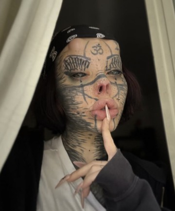 Wanita Ini Tato Bola Mata &amp; Hilangkan Hidung demi Jadi Kucing Zombie