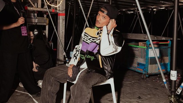 Highlight Dunia Hiburan InsertLive : Bruno Mars Bahas Utang Judi Usai Tampil di Konser BLACKPINK