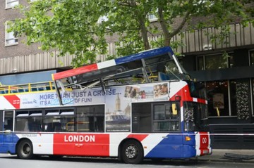 Bus Wisata London Tabrak Pohon, Turis-Turis Terluka