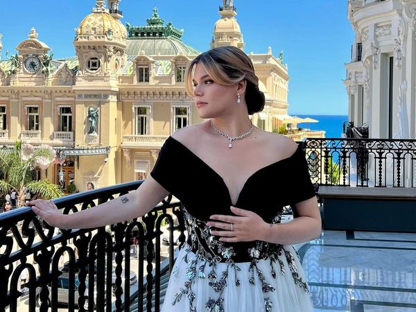 Potret Cantik Cucu Grace Kelly Tiru Gaya Ikonik Neneknya 70 Tahun Lalu