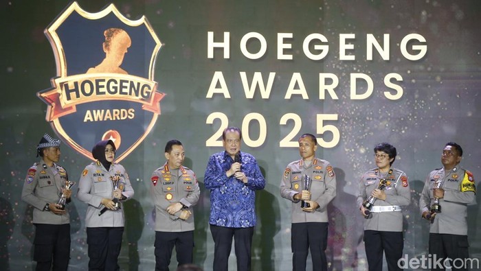 Chairman CT Corp, Chairul Tanjung (CT), memberi apresiasi alasannya antusiasme penduduk kepada Hoegeng Awards makin besar. (dok detikcom) Chairman CT Corp, Chairul Tanjung (CT), memberi apresiasi alasannya antusiasme penduduk kepada Hoegeng Awards makin besar. (dok detikcom)