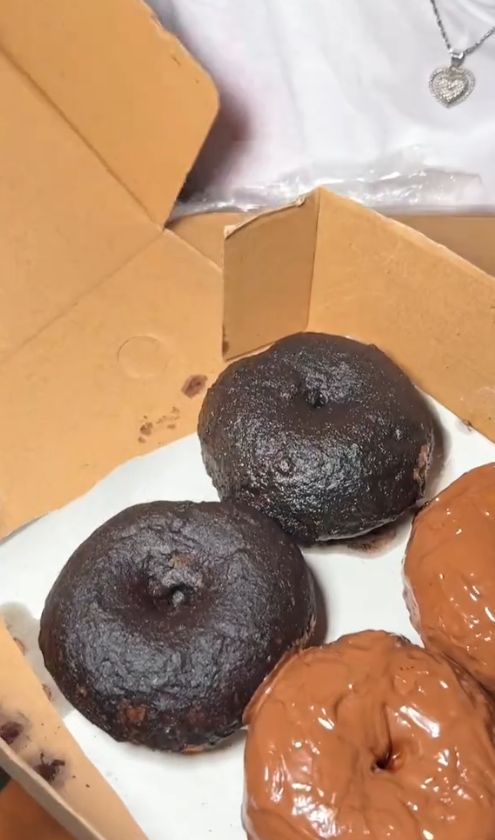 Food vlogger Farida Nurhan mengulas donat buatan Pinkan Mambo.
