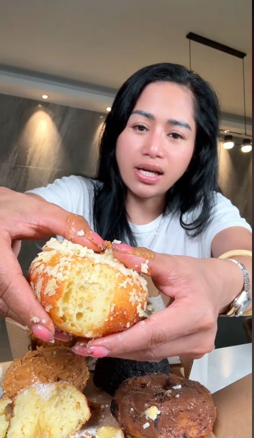 Food vlogger Farida Nurhan mengulas donat buatan Pinkan Mambo.