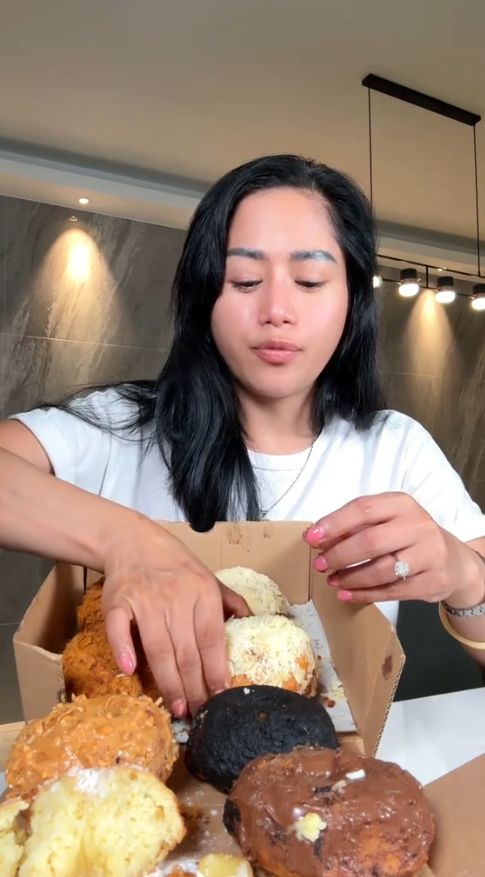 Food vlogger Farida Nurhan mengulas donat buatan Pinkan Mambo.