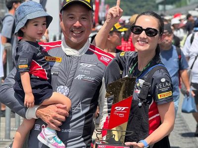 Julie Estelle Angkat Piala Balap di Jepang Bareng Suami