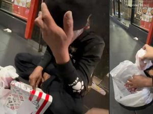 Kakek Ini Menangis Haru Setelah Diberi Makan saat Sedang Kelaparan Kakek Ini Menangis Haru Setelah Diberi Makan saat Sedang Kelaparan