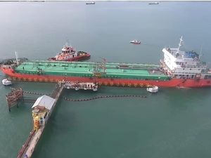 Kapal Tanker Bersandar di Pulau Baai, Pasokan BBM di Bengkulu Stabil Kapal Tanker Bersandar di Pulau Baai, Pasokan BBM di Bengkulu Stabil