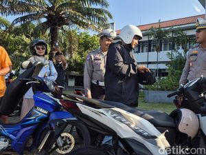 Tertib Saat Razia, Pengendara di Probolinggo Dapat Hadiah dari Polisi