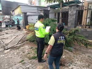 Honda Jazz dan Pengemudinya Terbakar Usai Tabrak Kios Bensin di Malang Honda Jazz dan Pengemudinya Terbakar Usai Tabrak Kios Bensin di Malang
