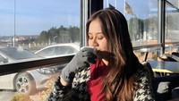 Keseruan Mayang Lucyana Saat Makan-makan di Luar Negeri