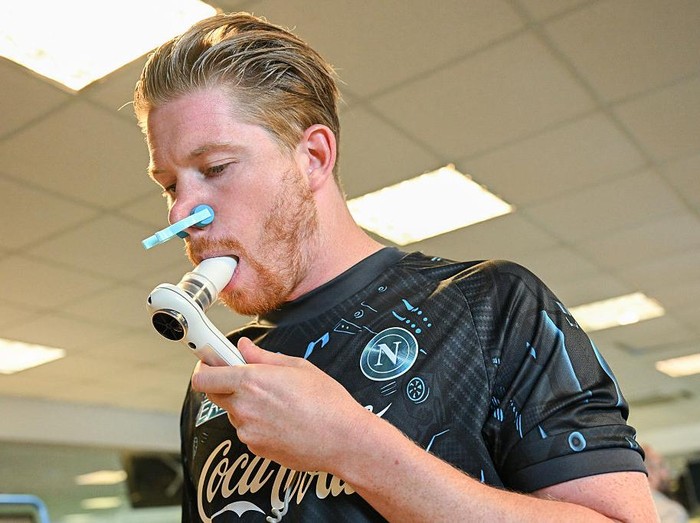 NAPLES, ITALY - JULY 15: Kevin De Bruyne of SSC Napoli attends the first tests of the 2025/26 season at the club’s training center on July 15, 2025 in Castel Volturno, Italy. (Photo by SSC NAPOLI/SSC NAPOLI via Getty Images)