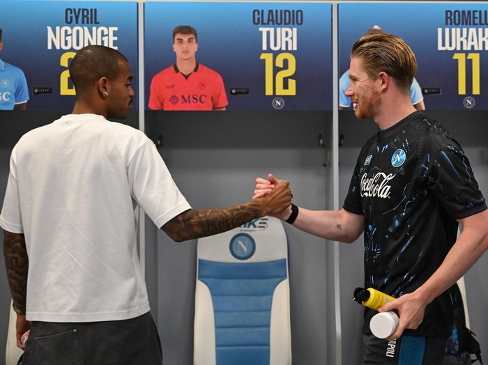 NAPLES, ITALY - JULY 15: Kevin De Bruyne (R) of SSC Napoli attends the first tests of the 2025/26 season at the club’s training center on July 15, 2025 in Castel Volturno, Italy. (Photo by SSC NAPOLI/SSC NAPOLI via Getty Images)
