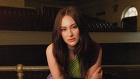 8 Foto Pesona Lola Tung, Gen Z Pemeran Belly di The Summer I Turned Pretty 3