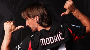 Potret Luka Modric Kini Merah-Hitam usai Tinggalkan Si Putih
