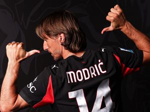Potret Luka Modric Kini Merah-Hitam usai Tinggalkan Si Putih Potret Luka Modric Kini Merah-Hitam usai Tinggalkan Si Putih