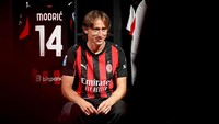 Nomor punggung 14 pernah dipakai Modric semasa di Tottenham Hotspur (2008–2012). Foto: AC Milan via Getty Images/Giuseppe Cottini