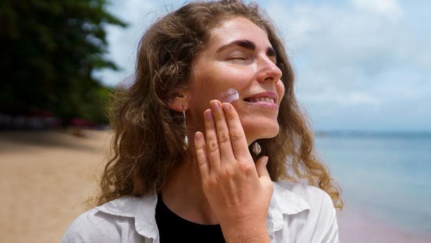 Manfaat mineral sunscreen dalam menghambat penuaan kulit/Foto: Freepik.com/freepik
